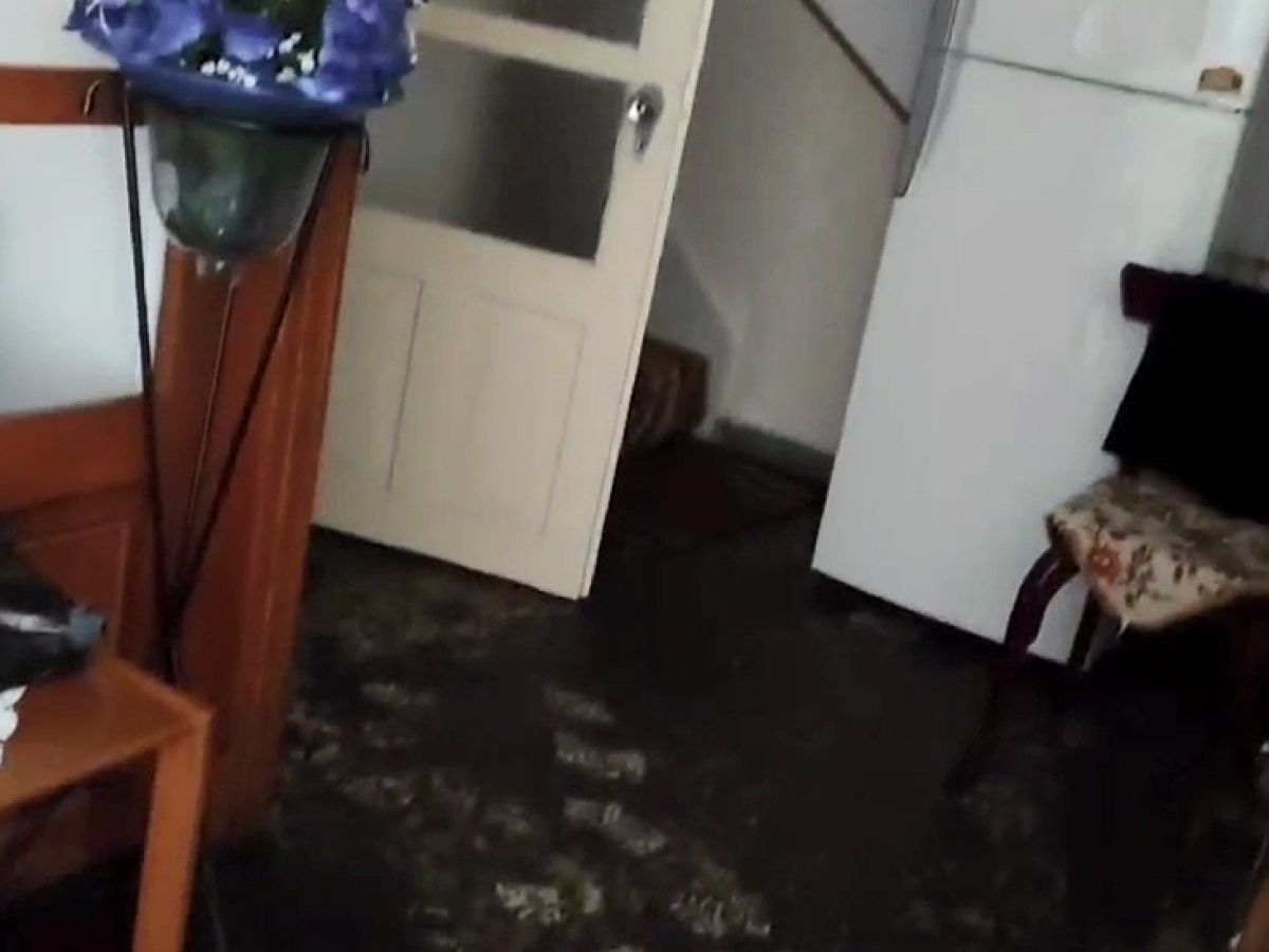 Πλημμυρίζουν τα σπίτια στην Αγιάσο με βοθρολύματα