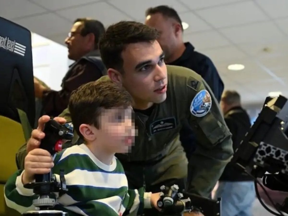 &Pi;&omicron;&lambda;&epsilon;&mu;&iota;&kappa;ή &Alpha;&epsilon;&rho;&omicron;&pi;&omicron;&rho;ί&alpha;: &Pi;&alpha;&iota;&delta;&iota;ά &sigma;&epsilon; &rho;ό&lambda;&omicron; &laquo;&pi;&iota;&lambda;ό&tau;&omicron;&upsilon;&raquo; F-16 &kappa;&alpha;&iota; F-35 &mu;&epsilon; &pi;&rho;&omicron;&sigma;&omicron;&mu;&omicron;&iota;&omega;&tau;έ&sigmaf; &kappa;&alpha;&iota; &Epsilon;&iota;&kappa;&omicron;&nu;&iota;&kappa;ή &Pi;&rho;&alpha;&gamma;&mu;&alpha;&tau;&iota;&kappa;ό&tau;&eta;&tau;&alpha; &sigma;&tau;&eta;&nu; &Pi;ά&tau;&rho;&alpha; (&Phi;&omega;&tau;&omicron;)