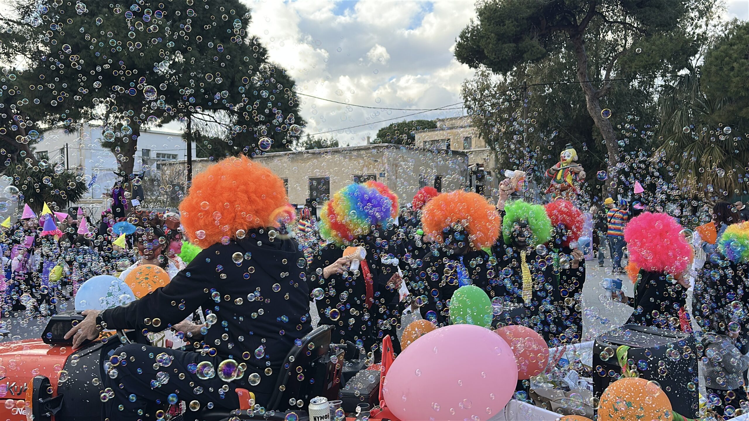 polichromo-zontano-ke-gemato-chamogela