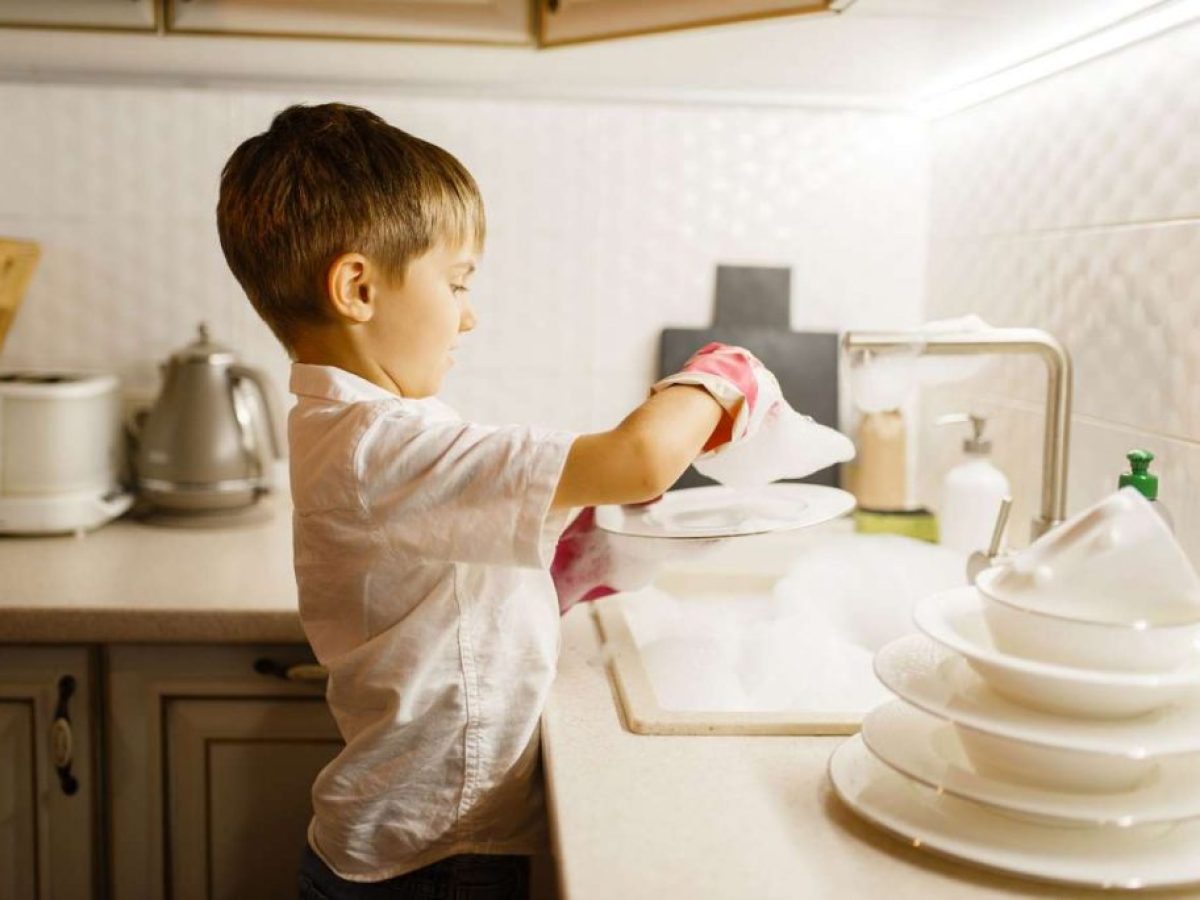 Πώς οι απλές δουλειές στο σπίτι βοηθούν την αυτονομία του παιδιού
