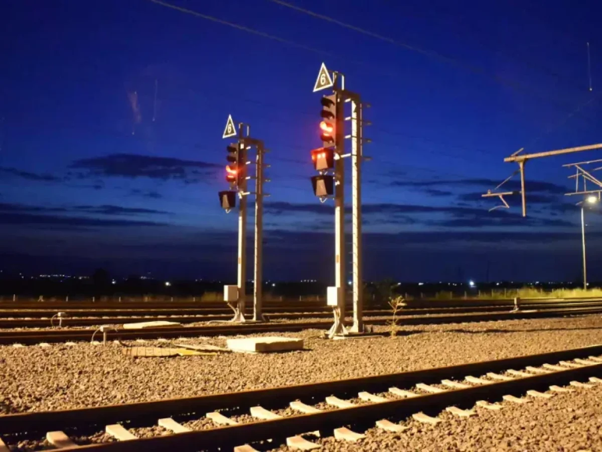 Προαστιακός: Φωτιά στον Ασπρόπυργο «πάγωσε» τα δρομολόγια – Μεγάλες καθυστερήσεις και ακυρώσεις