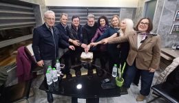 prosklisi-gia-engrafes-neon-melon