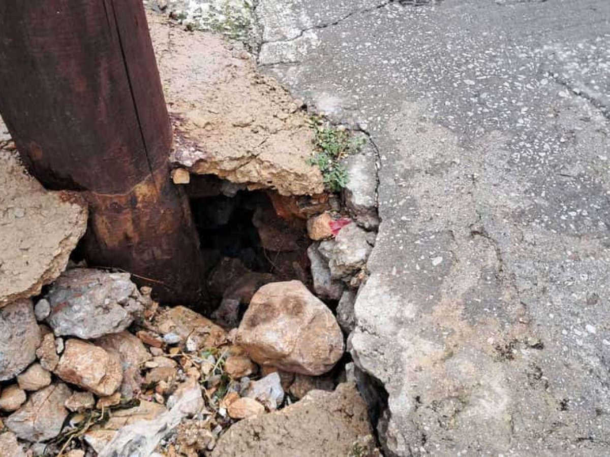 Πρόβλημα υποσκαφής στη βάση κολώνας της ΔΕΗ στο μαράσι Αγίου Νικολάου- Παγίδα στο δρόμο αλλά και δίοδος μεταφοράς φερτών υλικών σε κατοικίες (video)