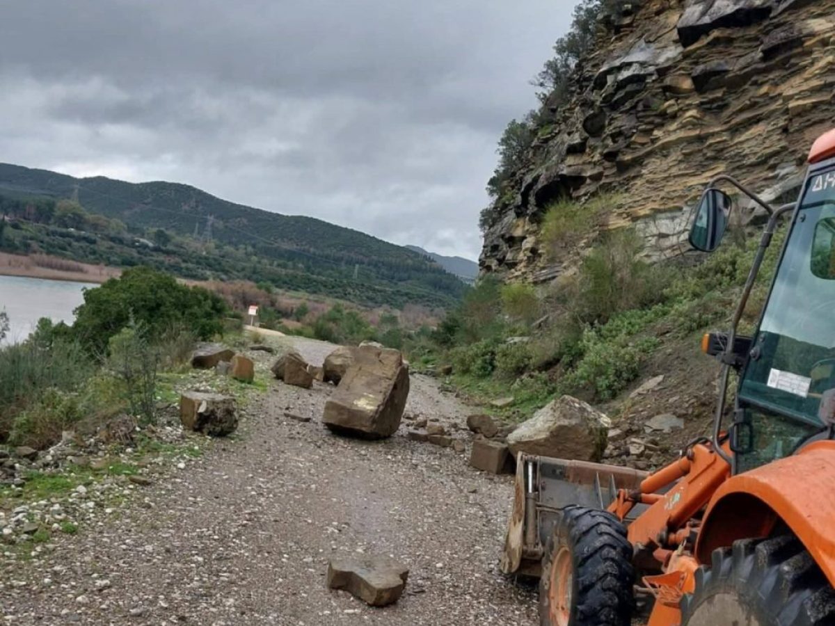 Προβλήματα από την κακοκαιρία σε περιοχές του δήμου Αγρινίου – Συνεχείς παρεμβάσεις του δήμου (φωτο)