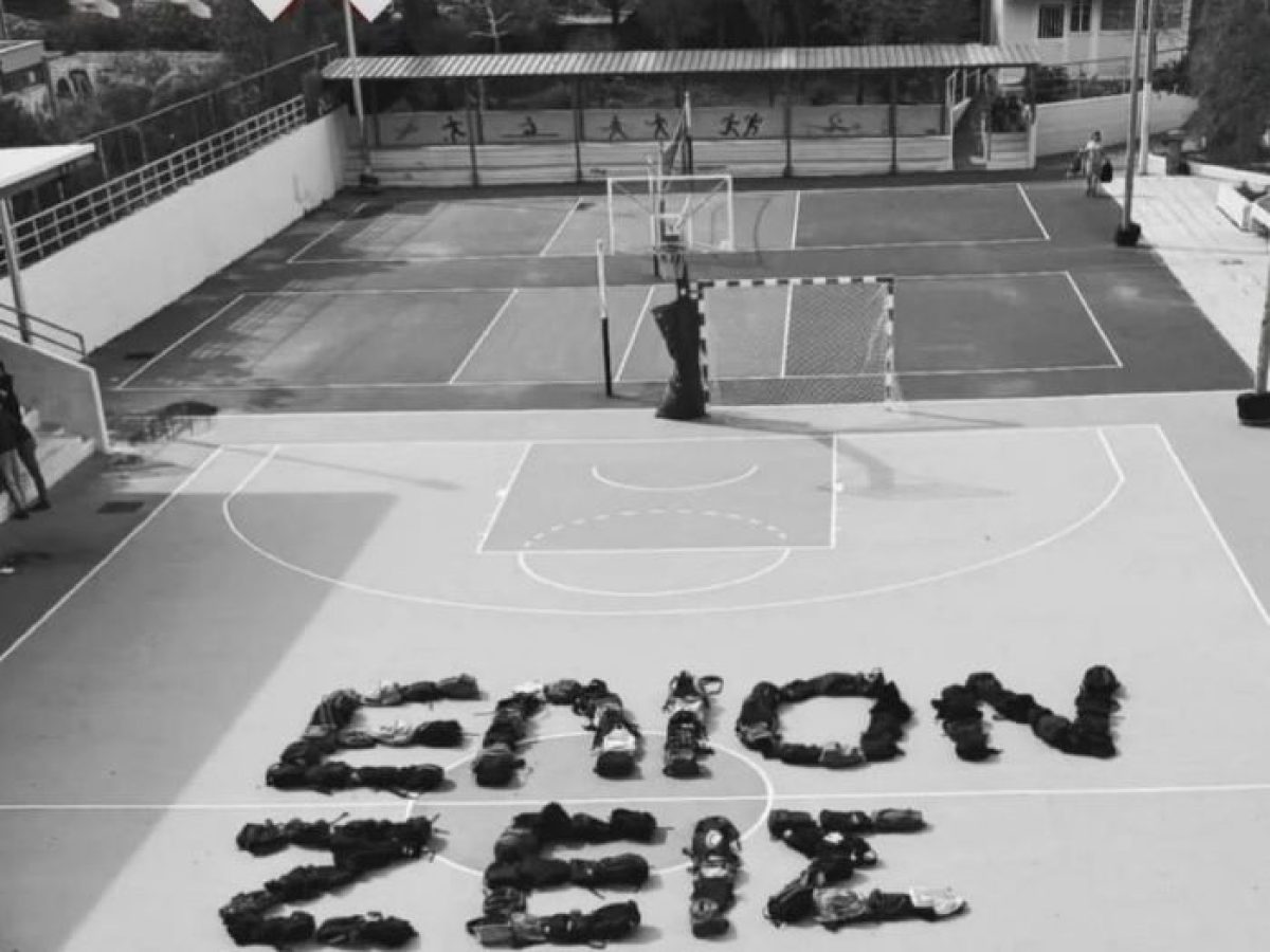 Ραφήνα: Μαθητές τίμησαν με συγκίνηση τη μνήμη του 15χρονου που έχασε τη ζωή του στην Αρτέμιδα