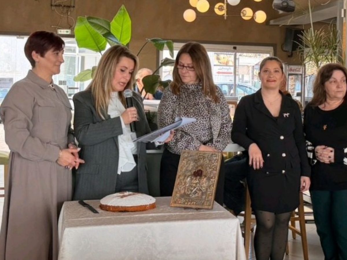 Ραφήνα: Πλήθος κόσμου στην κοπή της πίτας του συλλόγου γυναικών “Αέλιες Νηρηίδες”