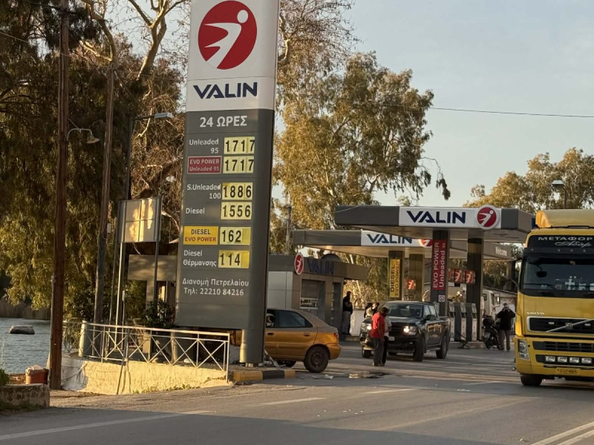 Ρομά έπεσε με το αυτοκίνητό του σε διαφημιστική πινακίδα πρατηρίου στη Χαλκίδα