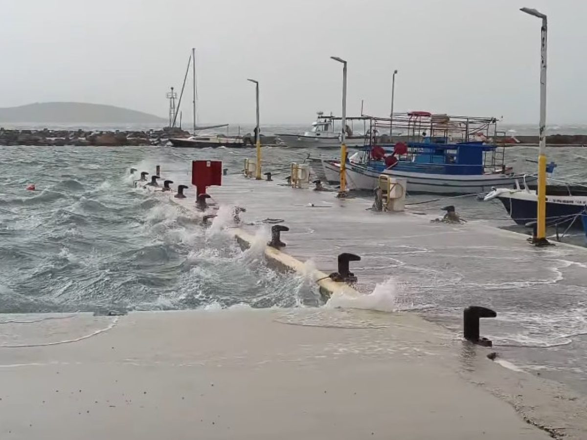 Σαρώνουν οι νότιοι άνεμοι στο Μούδρο – Δυνατός κυματισμός στο λιμάνι