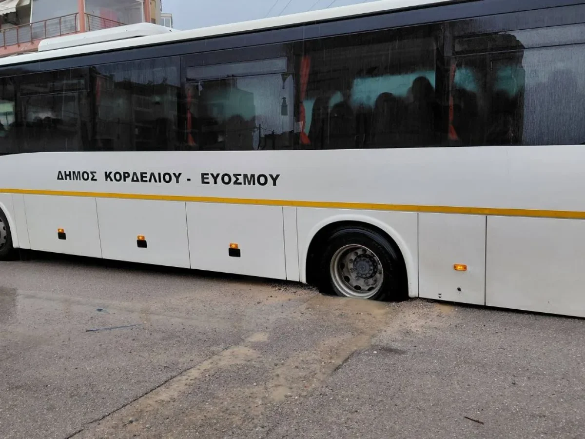 Σχολικό λεωφορείο εγκλωβίστηκε σε λακκούβα στον Εύοσμο λόγω βροχής