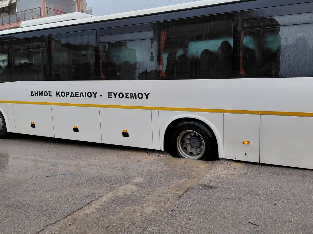 scholiko-leoforio-egklovistike-se-lakkouva