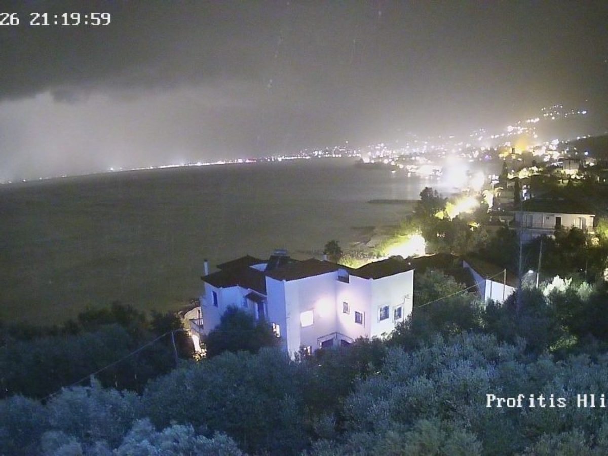 Σφοδρή καταιγίδα με χαλαζόπτωση στην Καλαμάτα