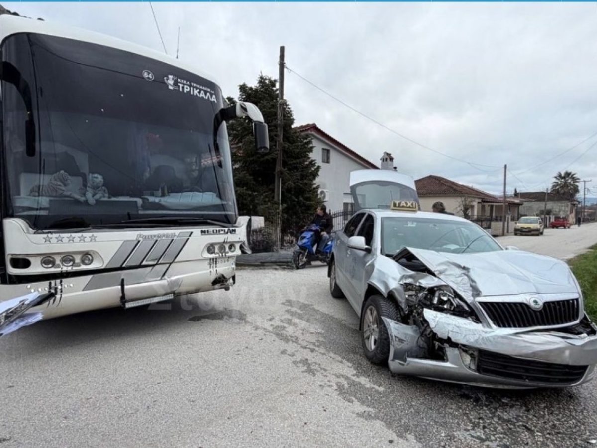 Σφοδρή σύγκρουση μεταξύ επαγγελματιών οδηγών στη Θεόπετρα – Ταξί «καρφώθηκε» σε λεωφορείο ΚΤΕΛ, ένας τραυματίας