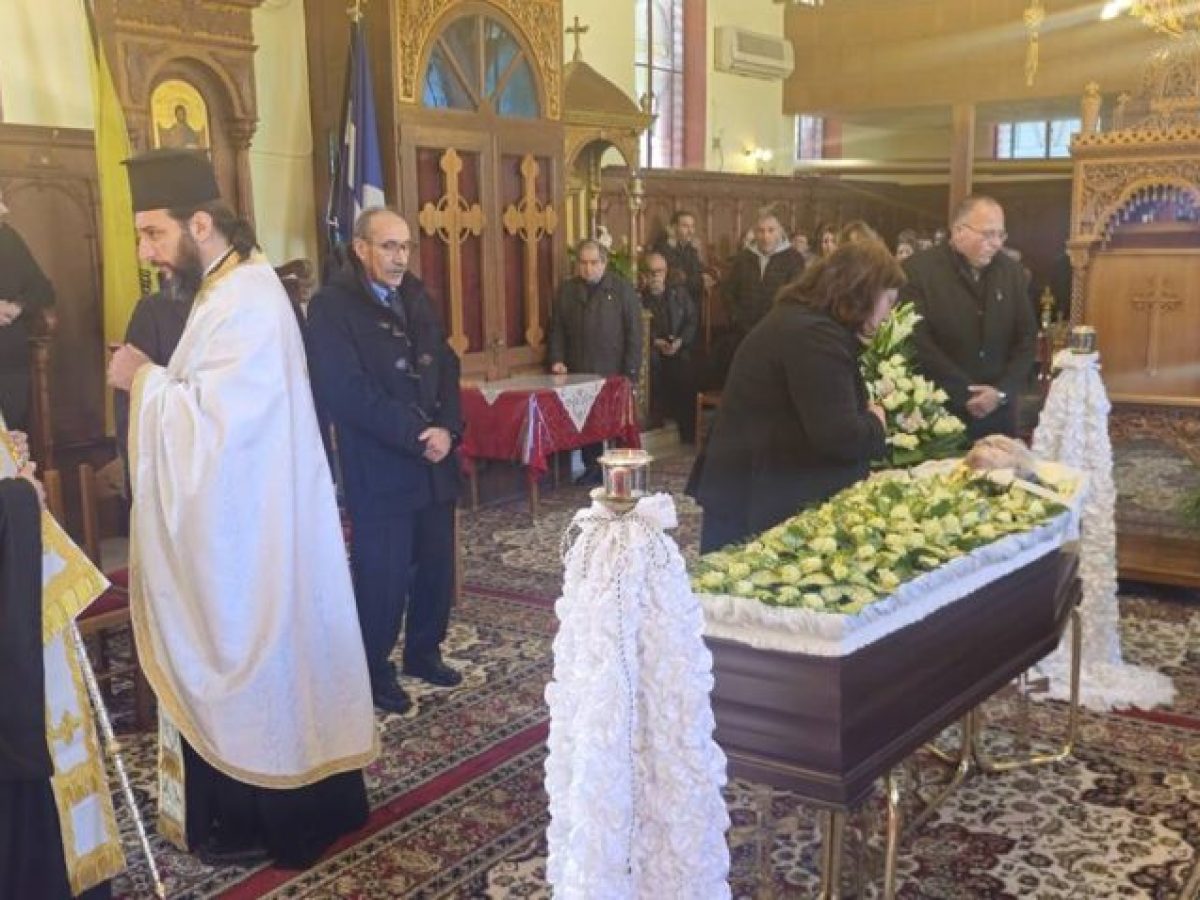 Συγκίνηση στον Πόρο: Ο Επίσκοπος Κερνίτσης στην κηδεία της θείας του Ρωξάνης Αννίνου