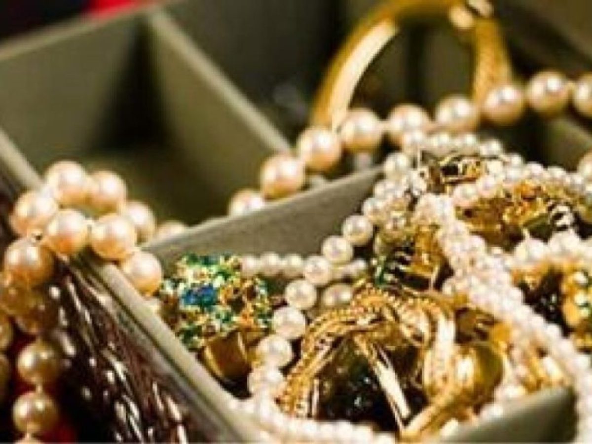 Σύλληψη 39χρονης στον Βόλο για απάτη με πρόσχημα την ασφάλιση κοσμημάτων