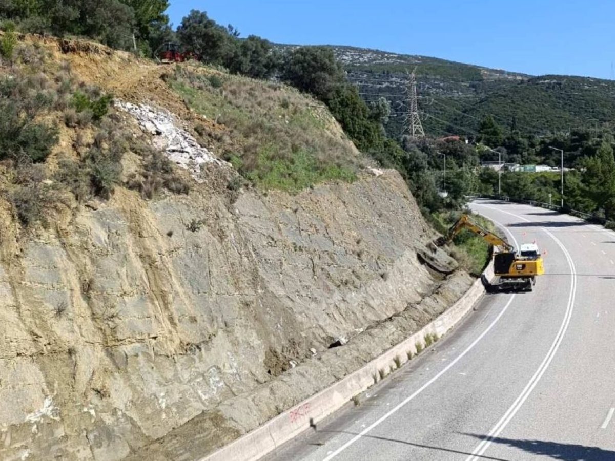 Σημαντικές εργασίες στην Περιμετρική Ναυπάκτου, με στόχο την αποτροπή κινδύνου για τα διερχόμενα οχήματα και την ενίσχυση της οδικής ασφάλειας