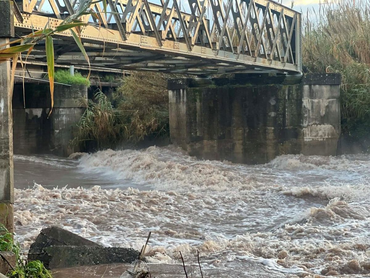 Σημαντικές ζημιές από την κακοκαιρία στη Μεσσηνία – Απεγκλωβισμός τεσσάρων ατόμων από πλημμυρισμένο όχημα