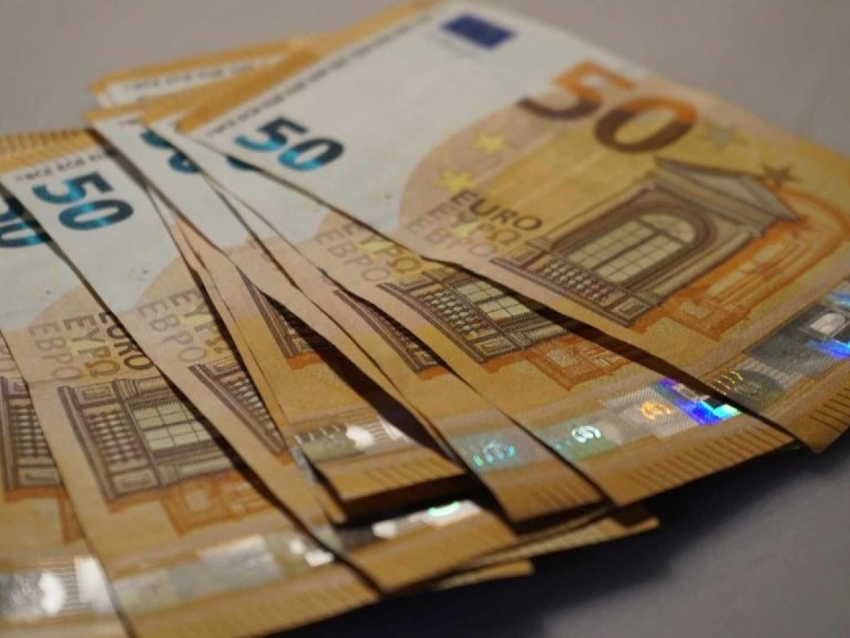 Συναγερμός στα μέρη μας: 60χρονη κυκλοφορεί με πλαστά χαρτονομίσματα των 100 ευρώ