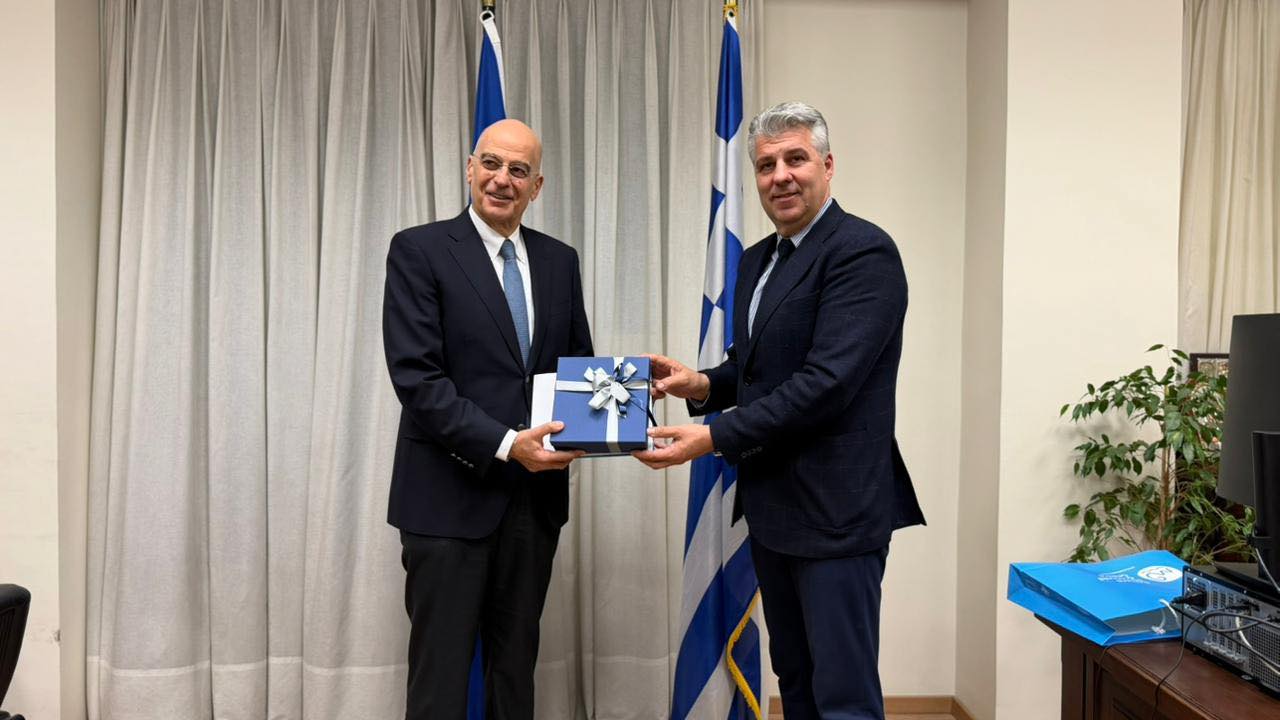 sinantisi-christodoulou-topsidi-me-ton