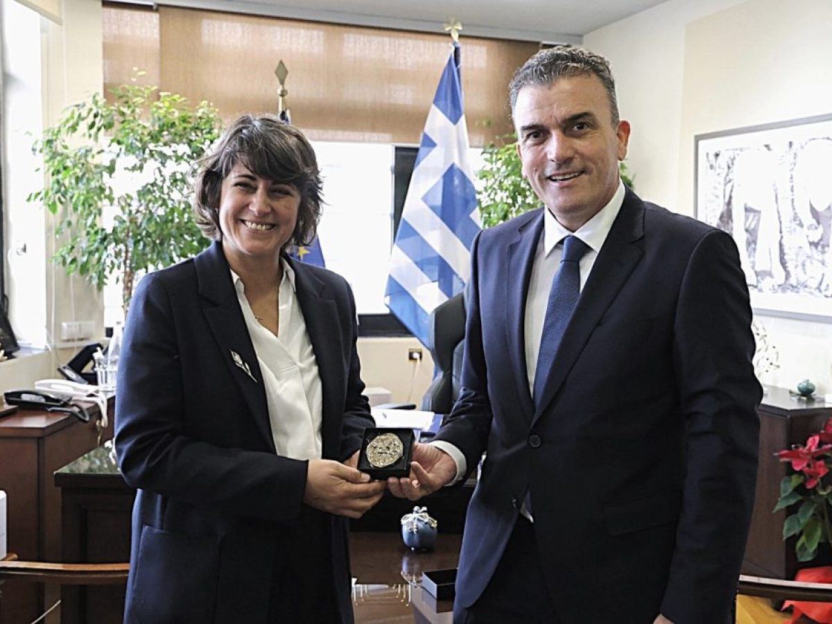 Συνάντηση του Δημάρχου Λαρισαίων Θανάση Μαμάκου με τη Μορφωτική Ακόλουθο της Γαλλικής Πρεσβείας, Maria Wadjinny στο Δημαρχείο