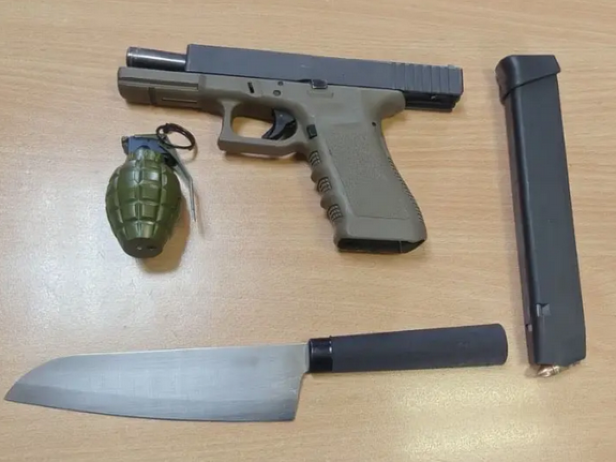 Συνελήφθη 33χρονος στο Μοσχάτο με πιστόλι, μαχαίρια και χειροβομβίδα