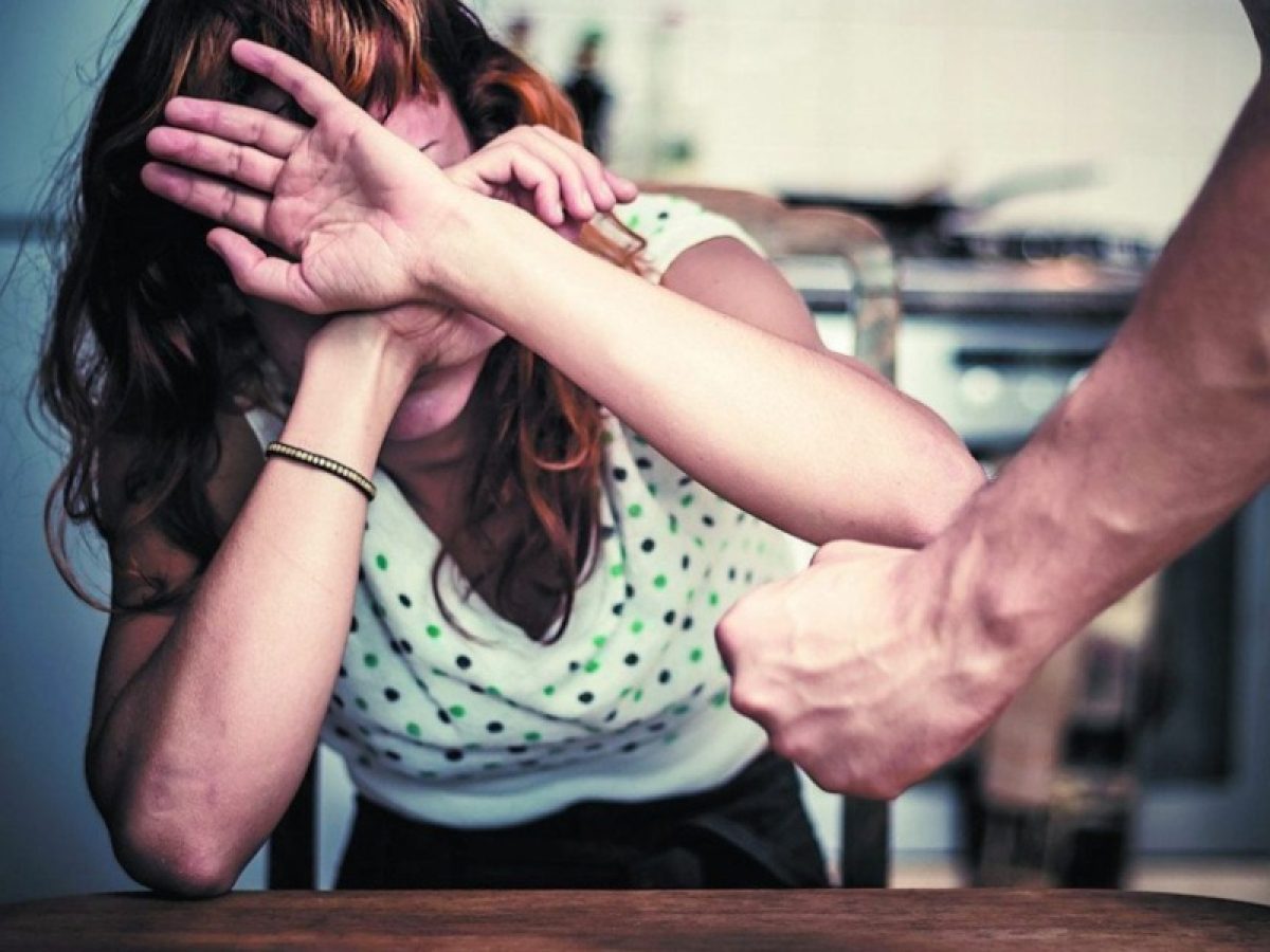 Συνελήφθη αστυνομικός στη βόρεια Εύβοια γιατί ξυλοκόπησε τη γυναίκα του σε οικογενειακό τραπέζι