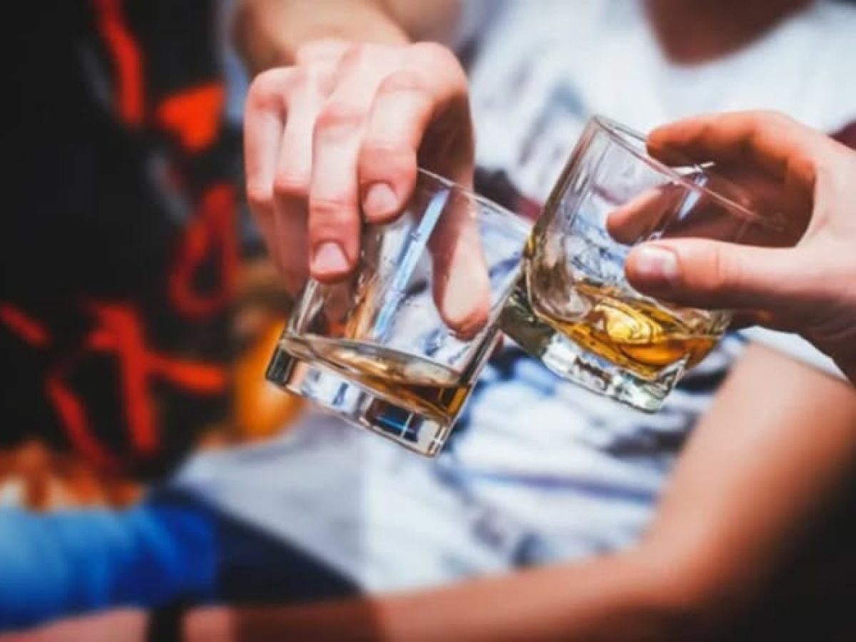 Συνελήφθη στη Μυτιλήνη επιχειρηματίας-Έδωσε αλκοόλ σε ανήλικο