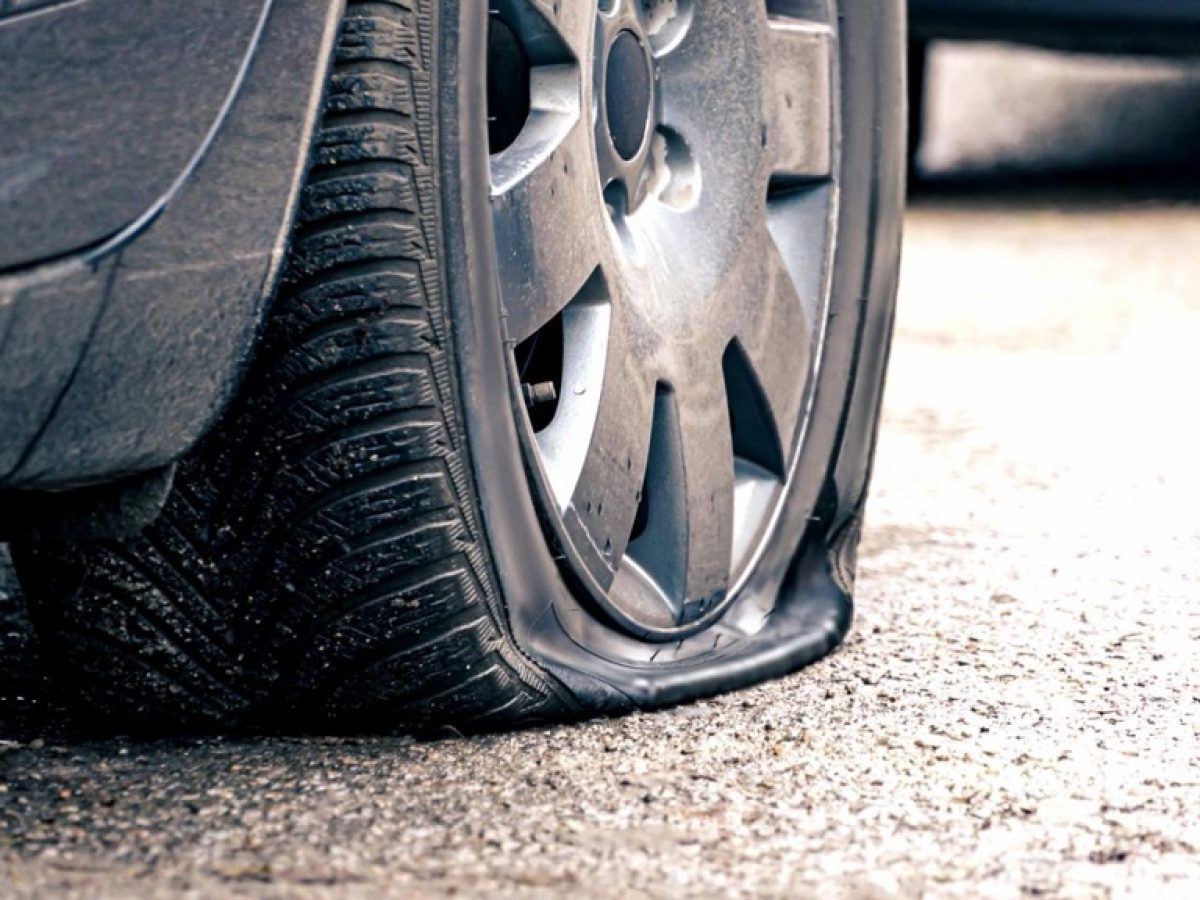 Σκασμένα και τα τέσσερα λάστιχα αυτοκινήτου βρήκε συμπολίτης μας το πρωί της Κυριακής