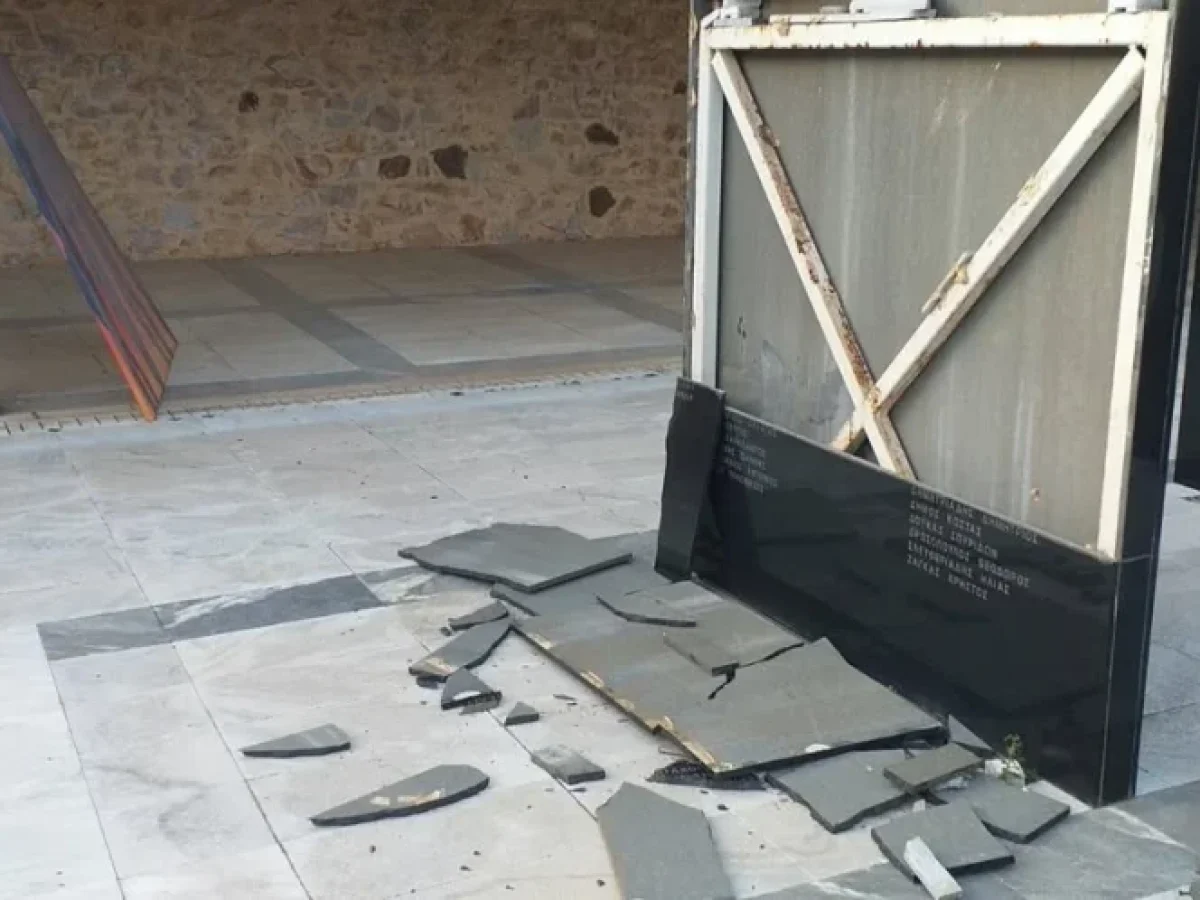 Σκοπευτήριο  Καισαριανής: Όταν το μάρμαρο σπάει, η μνήμη θεριεύει – Από τις φωτογραφίες του eBay στον βανδαλισμό του Θυσιαστηρίου»