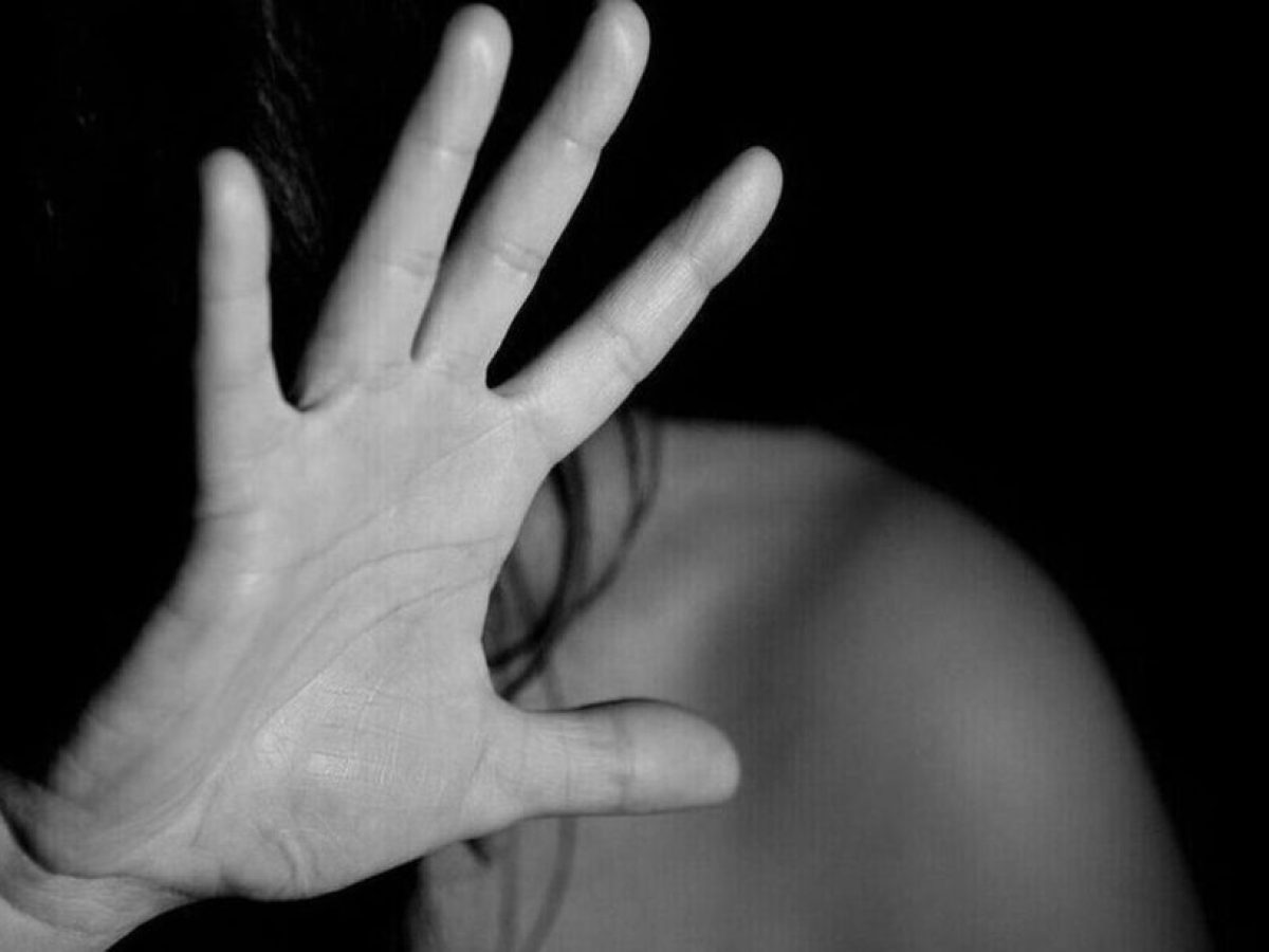 Σοκ στην Εύβοια: Αστυνομικός συνελήφθη για ξυλοδαρμό της γυναίκας του μπροστά στα παιδιά τους την Τσικνοπέμπτη