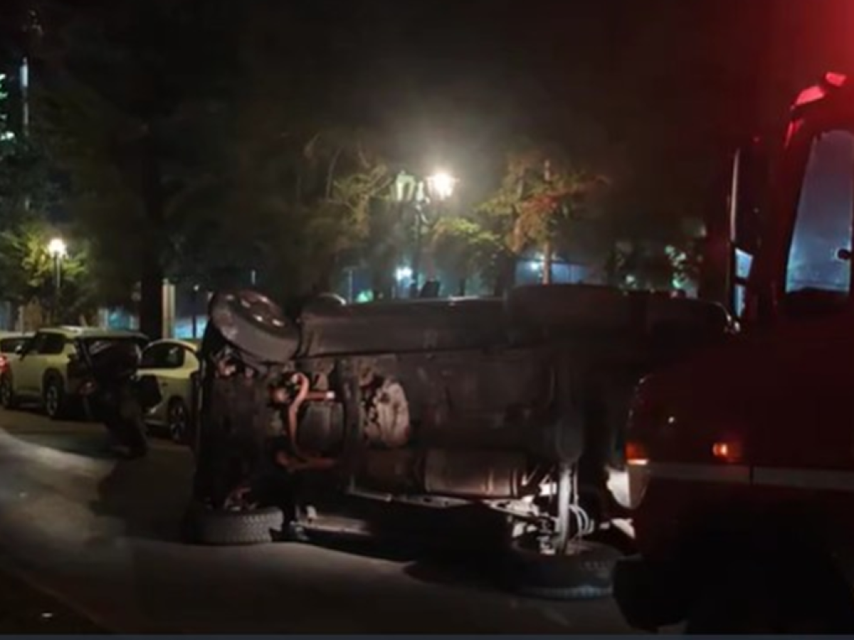 Σοβαρό τροχαίο με ανατροπή στη Μεσογείων: Από θαύμα σώθηκε η οδηγός