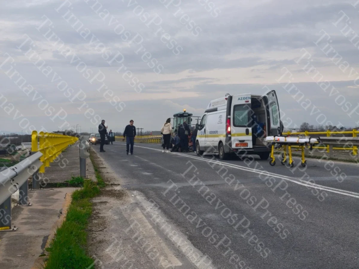 Σοβαρό τροχαίο στον Τύρναβο: Γυναίκα καταπλακώθηκε από γεωργικό όχημα (ΦΩΤΟ)