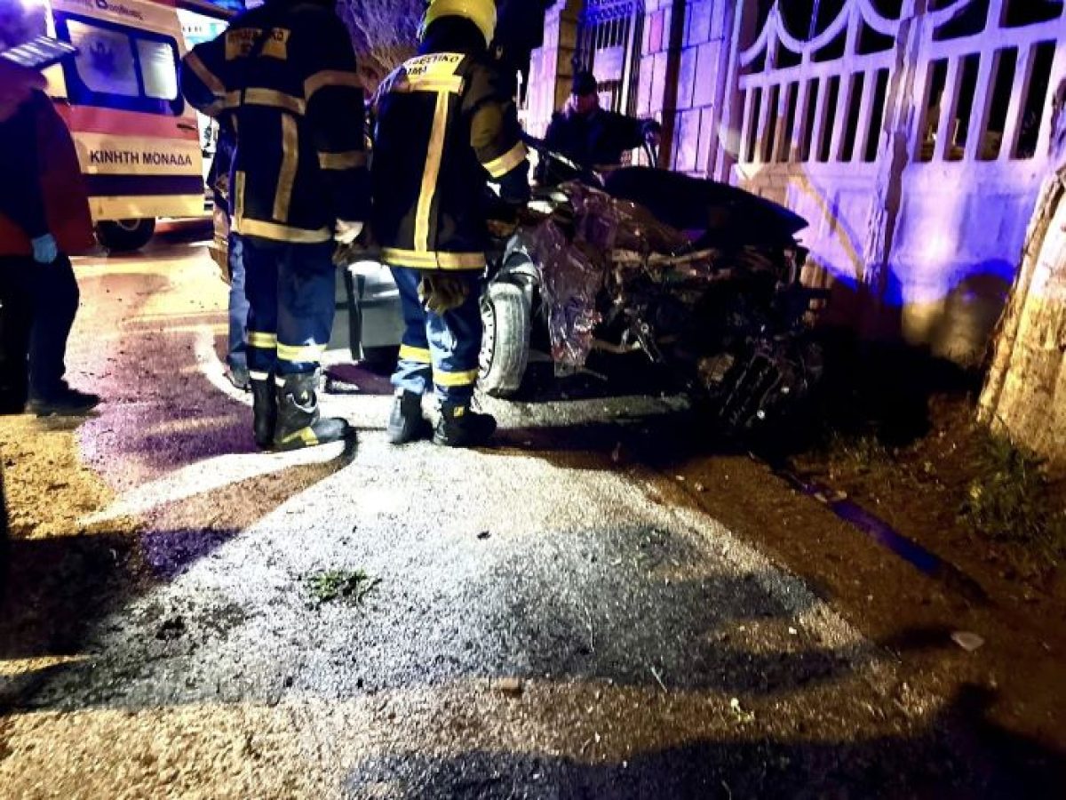 Σπάτα: Αυτοκίνητο προσέκρουσε σε δέντρο – Απεγκλωβισμός οδηγού από την Πυροσβεστική (βίντεο)
