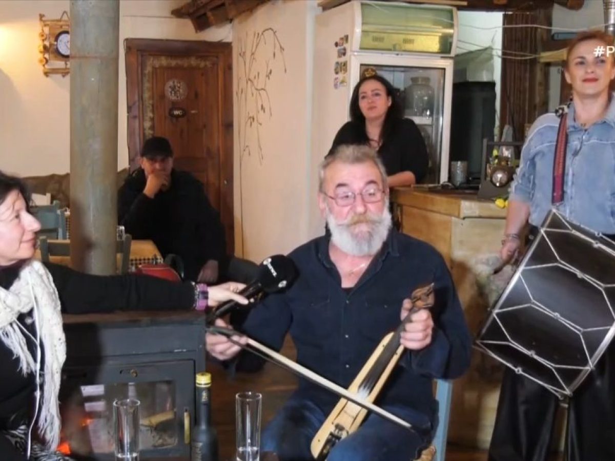 Σταυρούπολη Ξάνθης: Συνεχίζει την ποντιακή παράδοση παίζοντας λύρα και γράφοντας τραγούδια