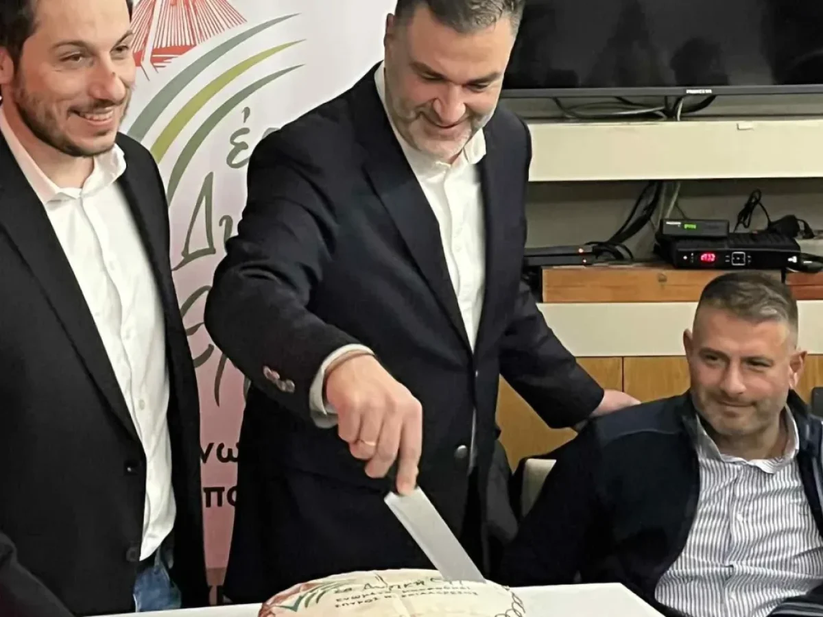 &Sigma;&tau;&eta;&nu; &Alpha;&mu;&phi;&iota;&lambda;&omicron;&chi;ί&alpha; έ&kappa;&omicron;&psi;&epsilon; &tau;&eta;&nu; &pi;ί&tau;&alpha; &tau;&eta;&sigmaf; &eta; &pi;&alpha;&rho;ά&tau;&alpha;&xi;&eta; &Sigma;&kappa;&iota;&alpha;&delta;&alpha;&rho;έ&sigma;&eta; &Phi;&Omega;&Tau;&Omicron;&Gamma;&Rho;&Alpha;&Phi;&Iota;&Epsilon;&Sigma;