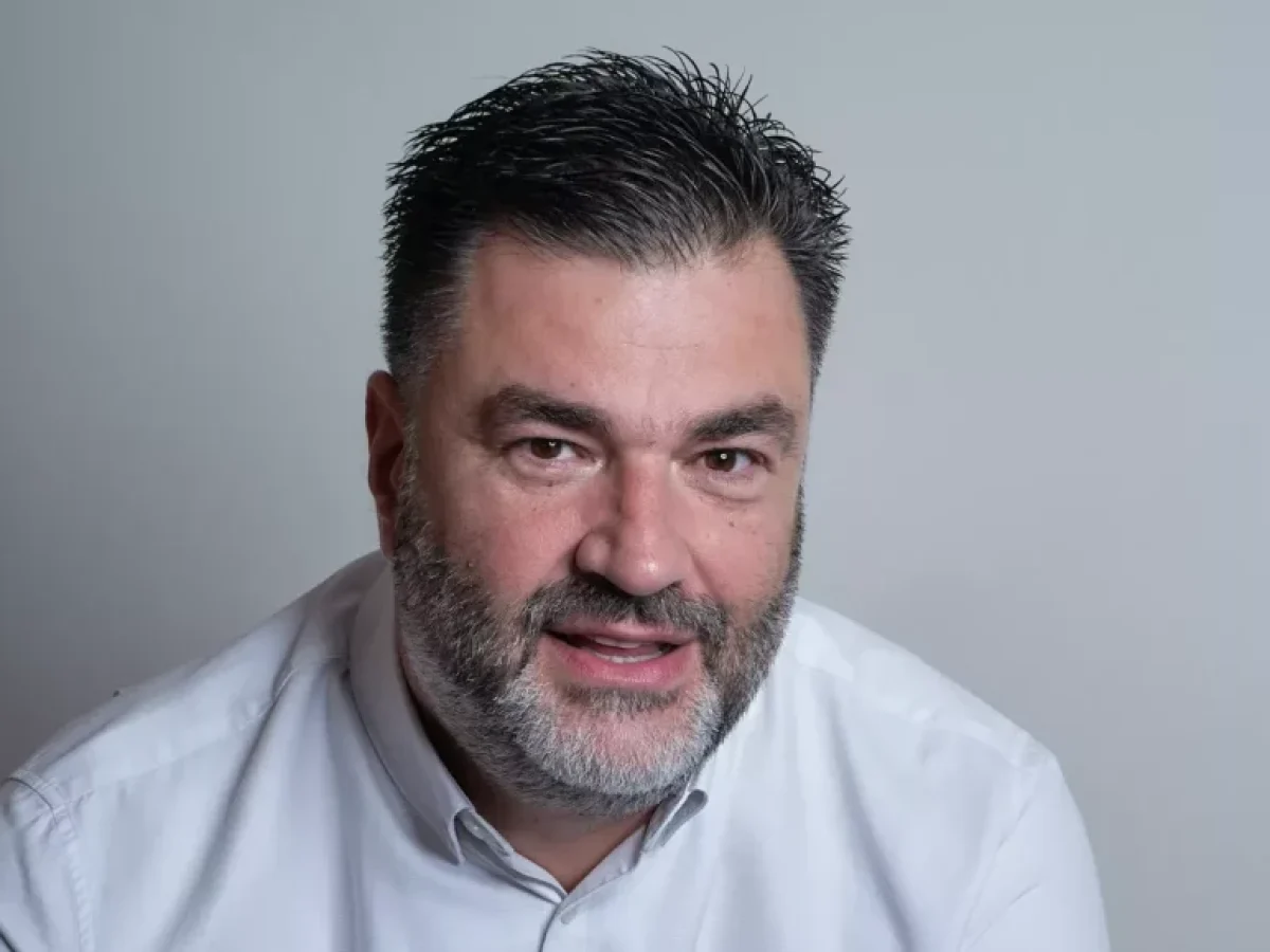 &Sigma;&tau;&eta;&nu; &Alpha;&mu;&phi;&iota;&lambda;&omicron;&chi;ί&alpha; &eta; &kappa;&omicron;&pi;ή &pi;ί&tau;&alpha;&sigmaf; &tau;&eta;&sigmaf; &pi;&alpha;&rho;ά&tau;&alpha;&xi;&eta;&sigmaf; &laquo;&Nu;έ&alpha; &Delta;&upsilon;&tau;&iota;&kappa;ή &Epsilon;&lambda;&lambda;ά&delta;&alpha;&raquo;