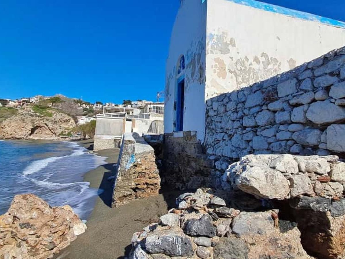 Στο Καντούνι Καλύμνου: Η “προβέτζα” διέλυσε την παραλία και “τραυμάτισε” το εμβληματικό εκκλησάκι της Παναγίτσας (video)