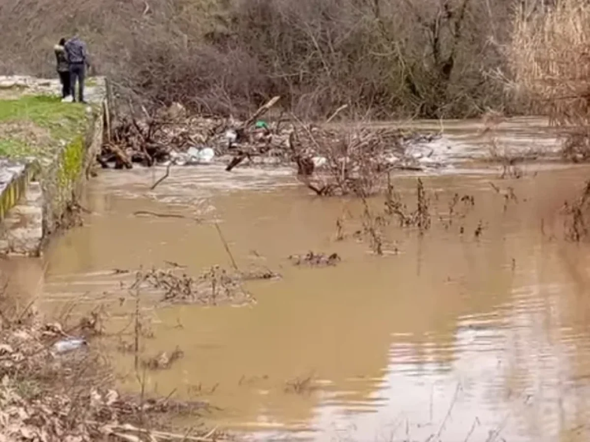 Στο όριο ο Αγγίτης: Φερτά υλικά απειλούν το ιστορικό γεφύρι στην Αγγίστα