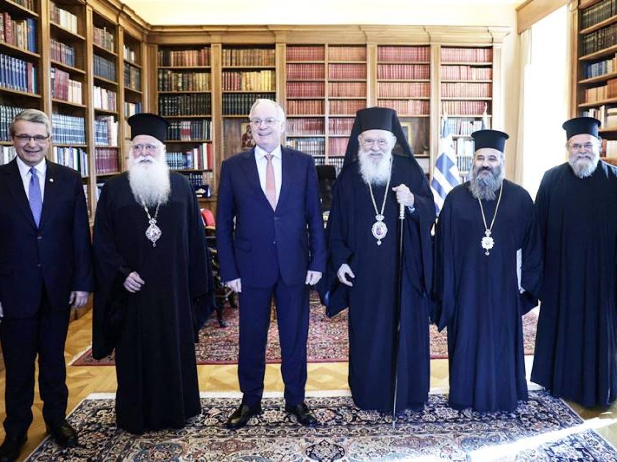 Στον Πρόεδρο της Δημοκρατίας οι τόμοι για τη Μικρασιατική Καταστροφή από την επιστημονική επιτροπή με πρόεδρο τον Εμμανουήλ Βαρβούνη