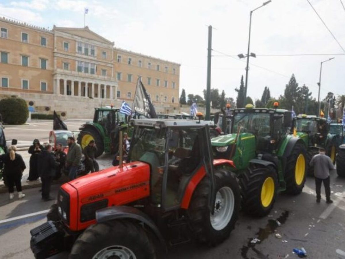 Τα τρακτέρ των αγροτών έφτασαν στην Αθήνα για το απογευματινό συλλαλητήριο