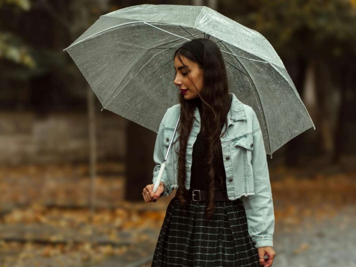 Τέλεια Μαλλιά και στην Βροχή: Τα Μυστικά για να Νικήσεις την Υγρασία του Χειμώνα