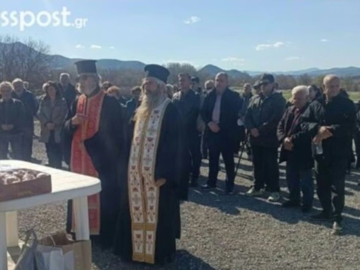 Τέμπη: Τρισάγιο για τα 57 θύματα – Μαθητές και συγγενείς ένωσαν τις προσευχές τους για τα 3 χρόνια από την τραγωδία