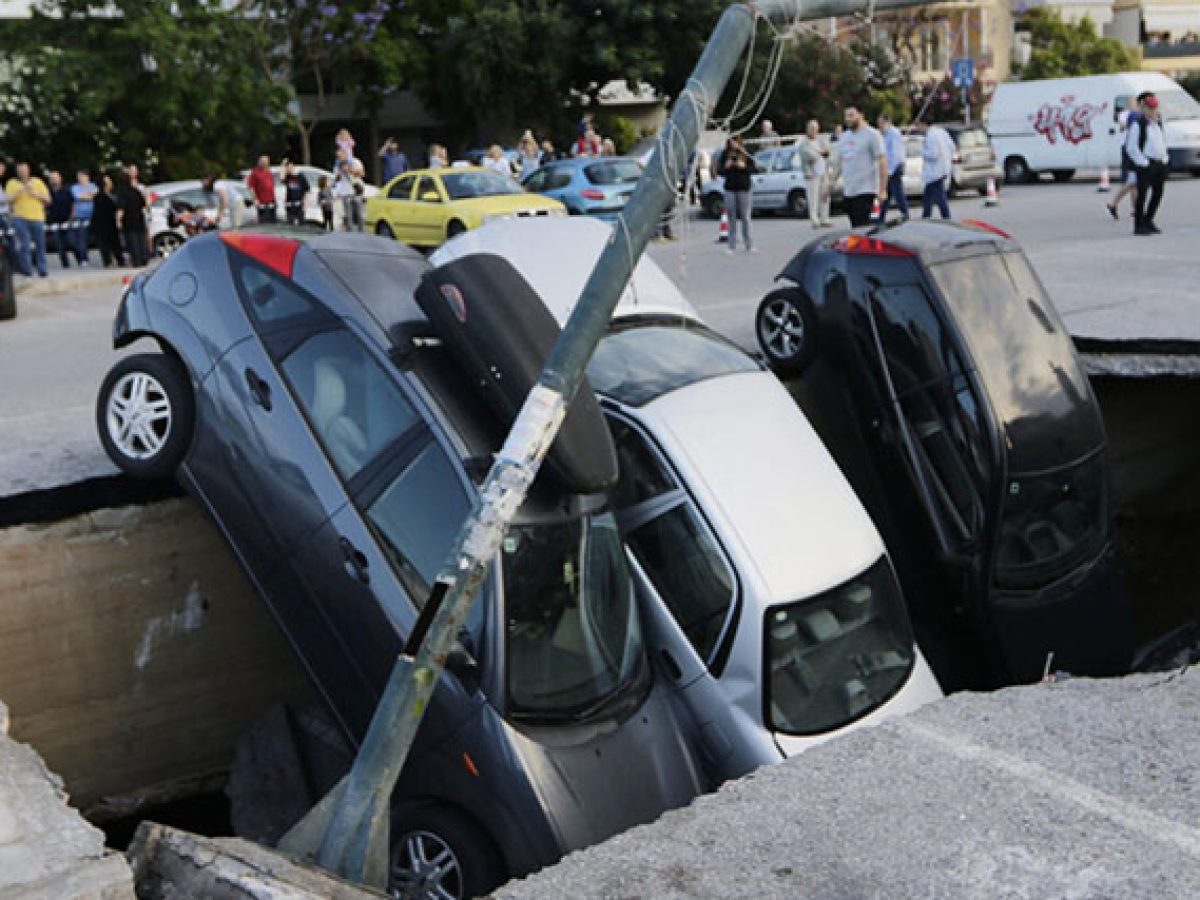 Θα κλείσει επιτέλους ο τεράστιος κρατήρας στο πάρκινγκ της Καλλιθέας – Πότε θα είναι διαθέσιμο για τους κατοίκους