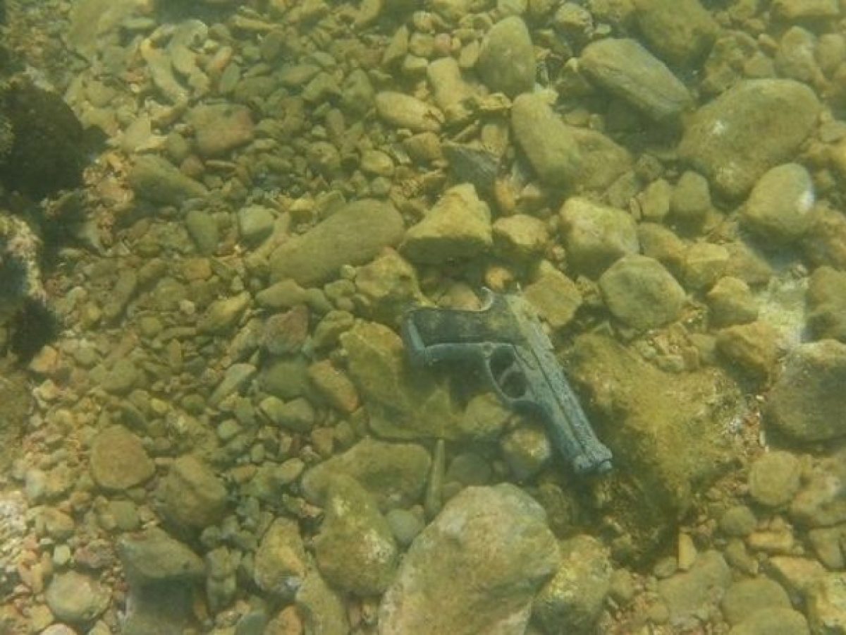 Θεσσαλία: Βρέθηκε πιστόλι μέσα στην θάλασσα – Δείτε περισσότερα