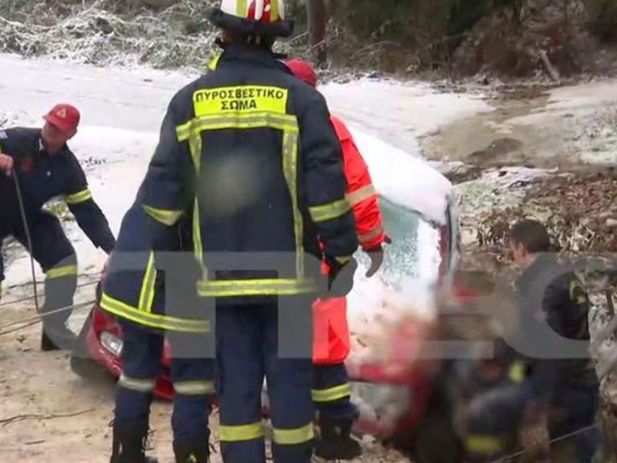 Θεσσαλονίκη: Δραματική διάσωση στην Εξοχή – Οδηγός σώθηκε πριν το όχημα πέσει στο ρέμα (ΒΙΝΤΕΟ)