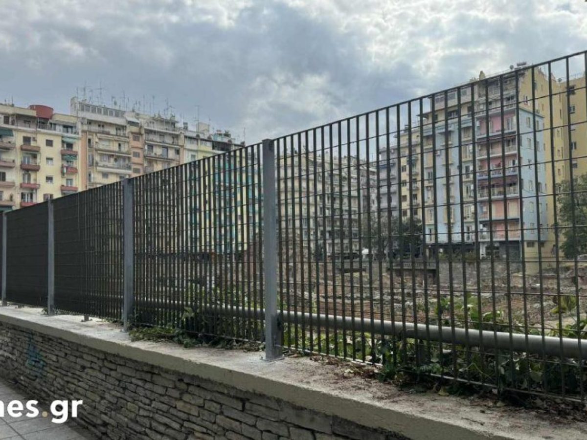 Θεσσαλονίκη: Επανατοποθετήθηκαν τα κάγκελα γύρω από το Ανάκτορο Γαλερίου