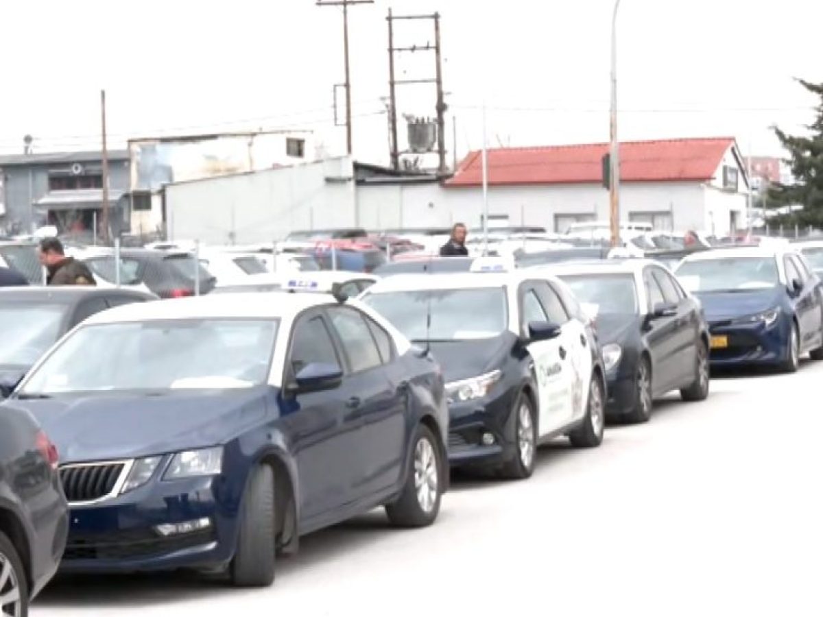 Θεσσαλονίκη: Μηχανοκίνητη πορεία ταξί έξω από τα γραφεία της ΝΔ