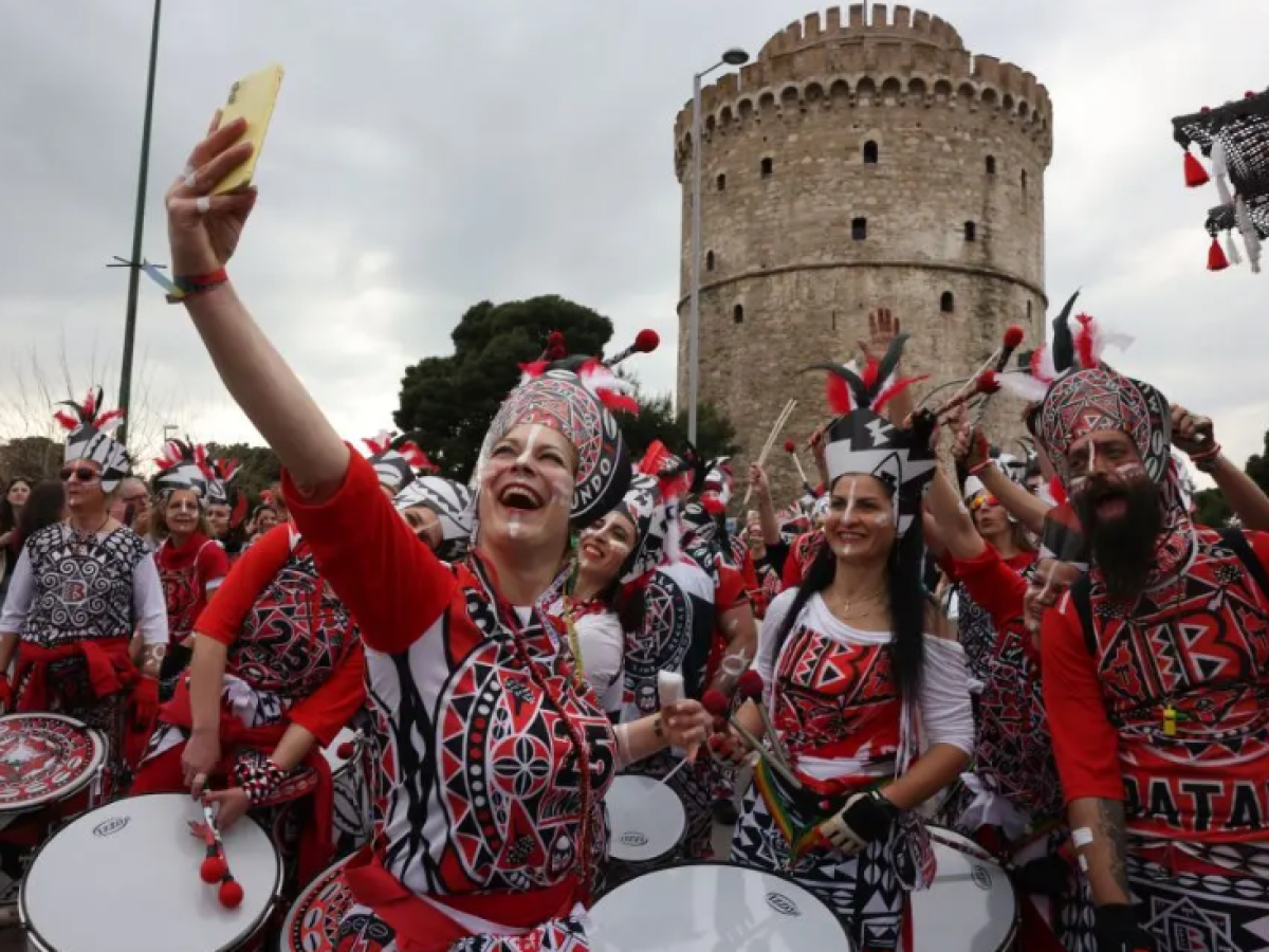 Θεσσαλονίκη σε αποκριάτικο πυρετό: Παρέλαση στην Τσιμισκή και μεγάλο πάρτι με τον Τόνι Σφήνο στην Αριστοτέλους