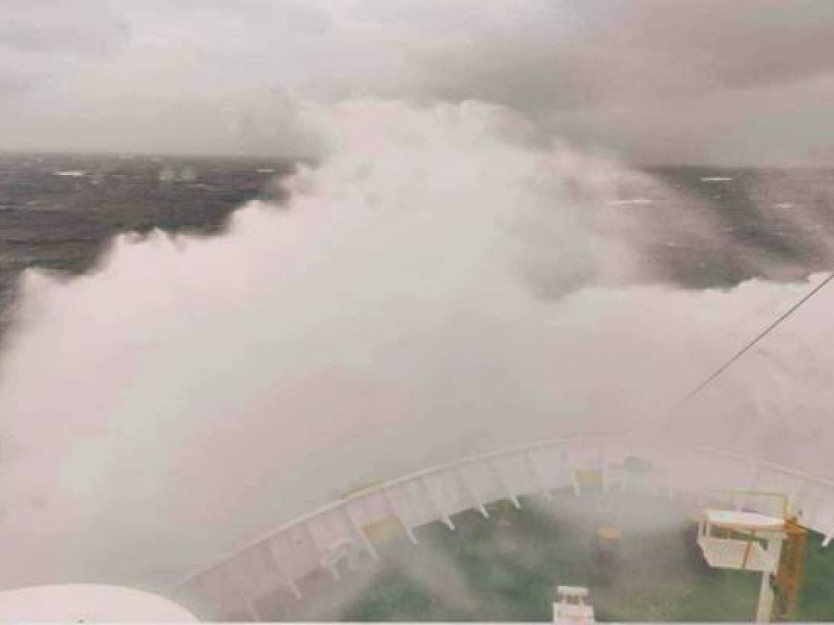 «Θηρίο» στη θυμωμένη θάλασσα | Συγκλονιστικό βίντεο του Ro/Ro «ΘΑΛΑΣΣΙΤΗΣ» εν μέσω κακοκαιρίας στη Λήμνο