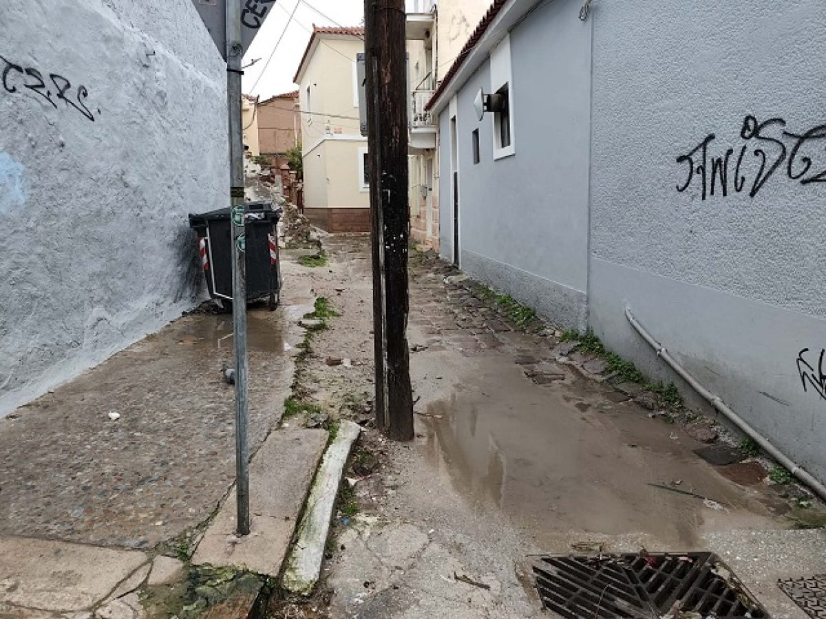 Τι θα γίνει με το λασπότοπο της οδού Πατριάρχου Κυρίλλου στη Μυτιλήνη;;;