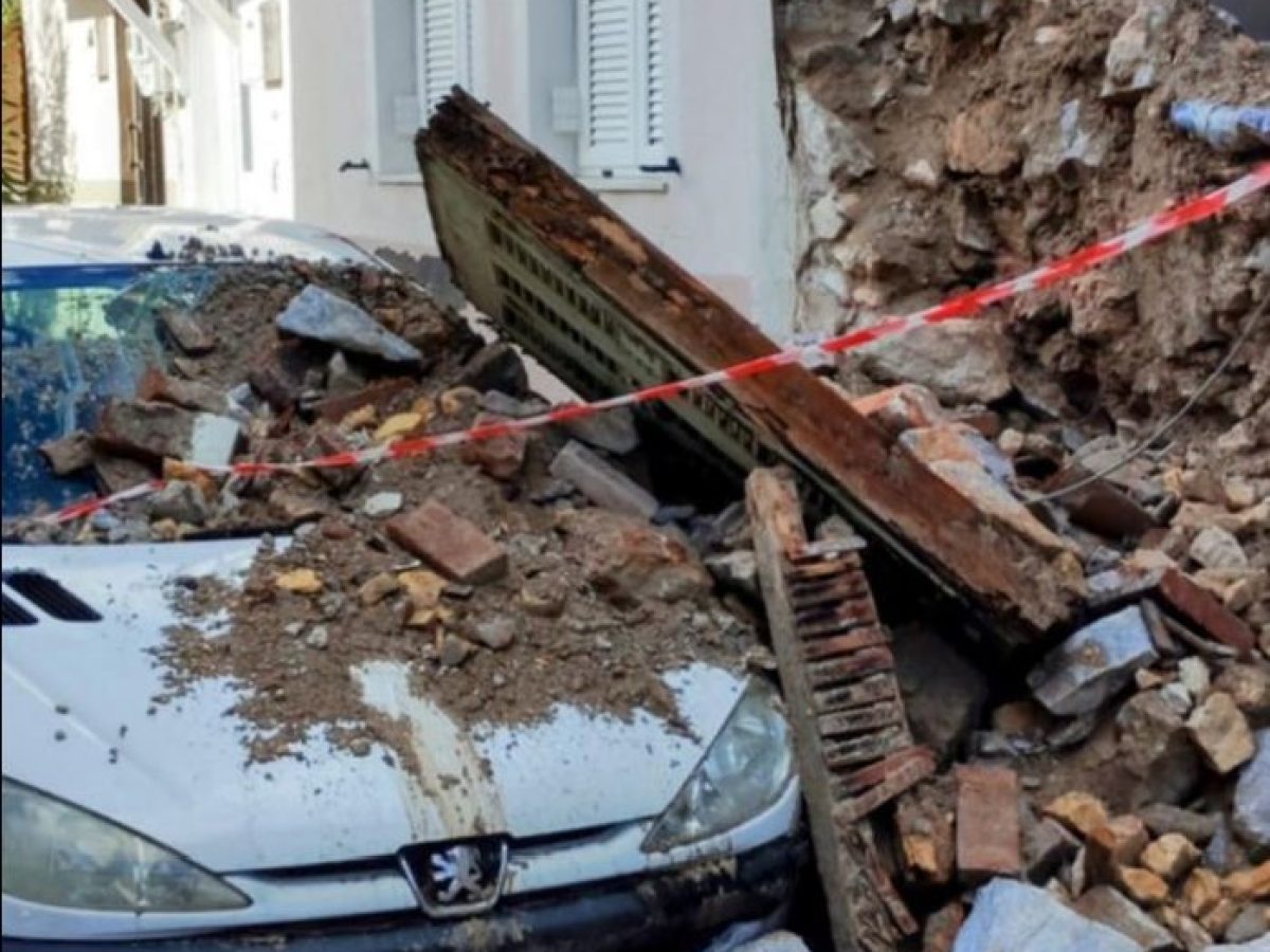 Τοίχος καταπλάκωσε αυτοκίνητο στην Ολυμπίου Γυμνασιάρχου στη Μυτιλήνη